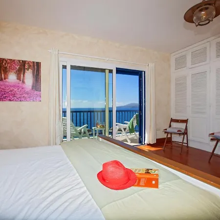 Sleeps 6 With Pool And Air Con