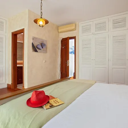 Sleeps 6 With Pool And Air Con Villa *