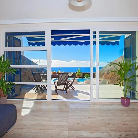 Sleeps 6 With Pool And Air Con